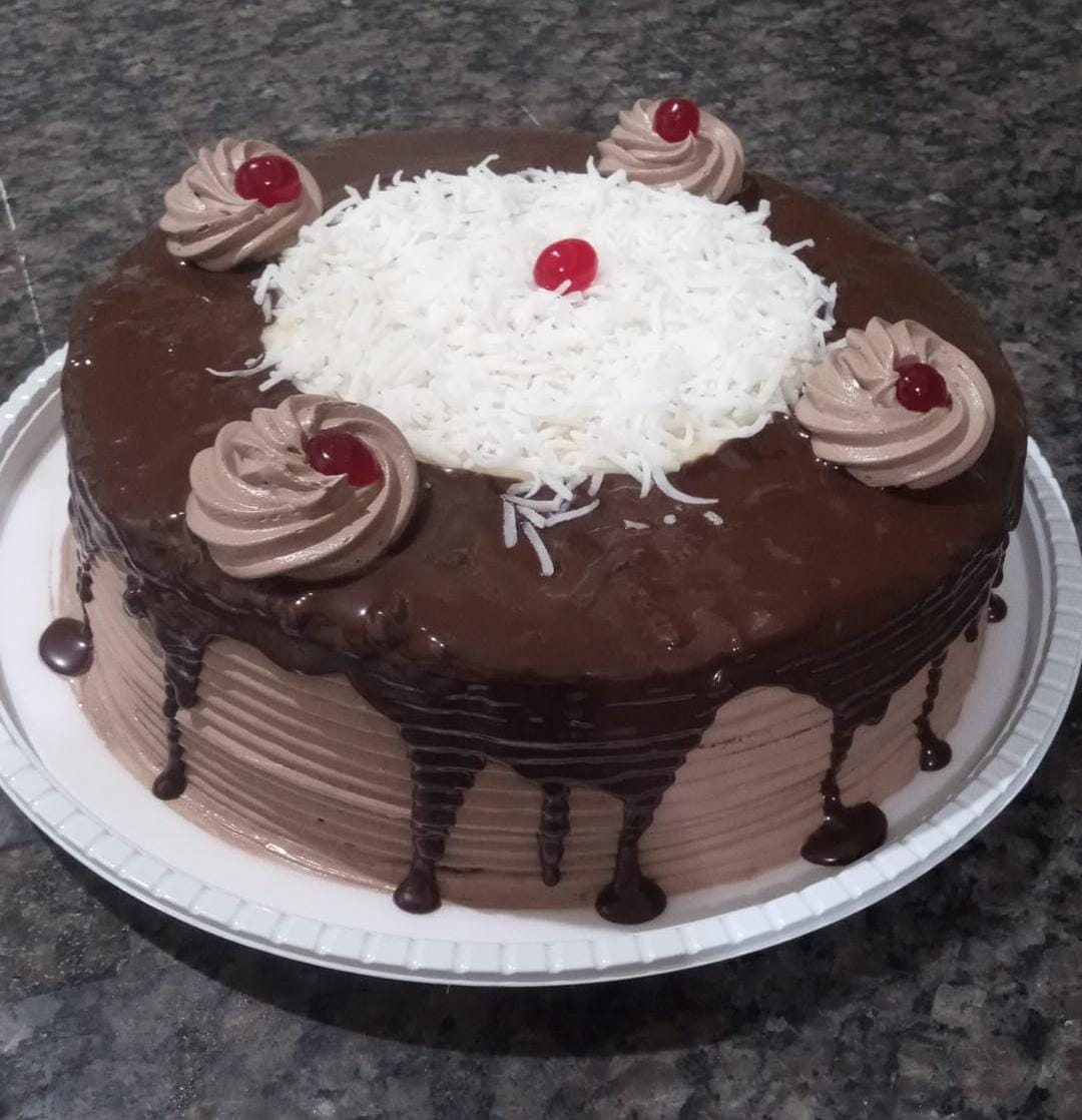 bolo chocolate cobertura de morango